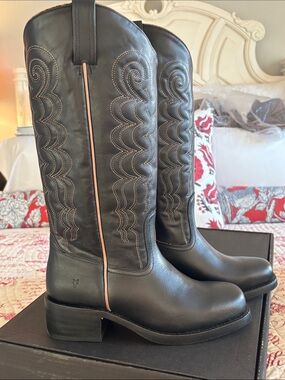 NWT Women’s Frye Black Leather Campus Deco Stitch Boots with Tan Piping SZ 10